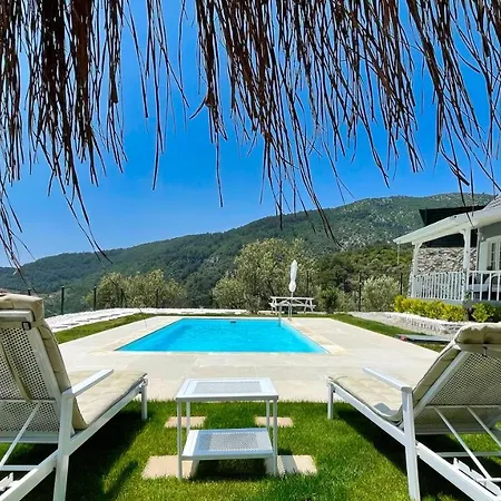 The Box House & Charming Private Tiny House & Pool فيلة
