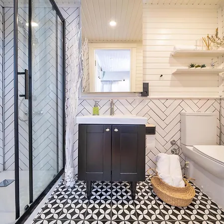 The Box House & Charming Private Tiny House & Pool فيلة *